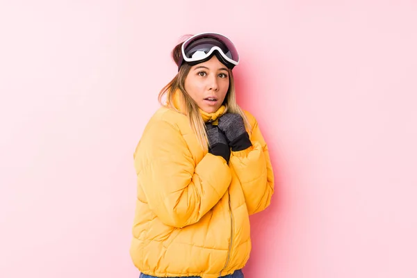 Joven Mujer Caucásica Vistiendo Una Ropa Esquí Fondo Rosa Asustada — Foto de Stock