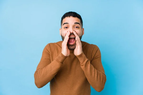 Joven Latino Sobre Fondo Azul Aislado Gritando Excitado Frente — Foto de Stock