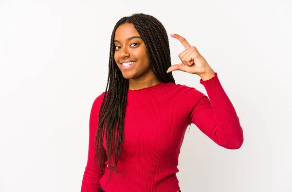 Ung Afrikansk Amerikansk Kvinna Isolerad Håller Något Lite Med Pekfingrar — Stockfoto