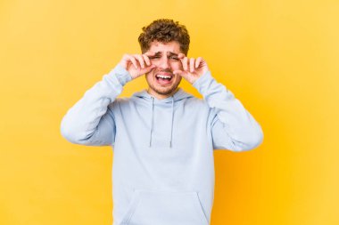  Ağlamak, bir şeyden mutsuz olmak, acı ve kafa karışıklığı..