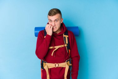 Tırnaklarını yiyen genç, beyaz bir adam. Gergin ve endişeli..