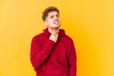  Bir virüs ya da enfeksiyon yüzünden boğaz ağrısı çekiyor..