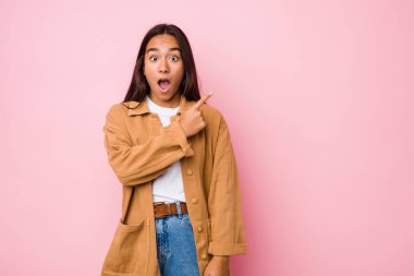 Genç, melez, Hintli bir kadın.