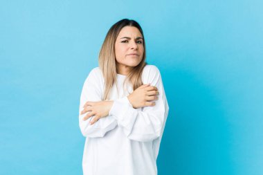 Kafkasyalı genç bir kadın, düşük ateş ya da hastalık nedeniyle soğuktan izole edilmiş..