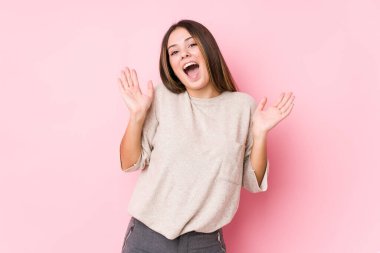 Kafkasyalı genç bir kadın zafer ya da başarı kutlaması için yalnız poz veriyor, şaşırıyor ve şok oluyor..