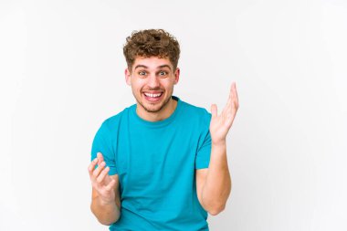 Sarışın, kıvırcık saçlı, beyaz bir adam zaferi ya da başarıyı kutluyor, şaşırıyor ve şok oluyor..