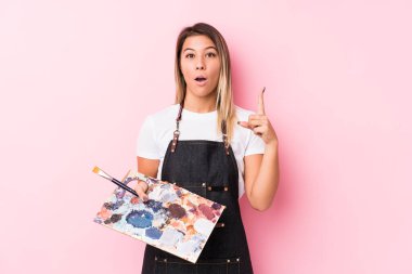 Kafkasyalı genç bir kadın bir palet tutuyor. Harika bir fikri var, yaratıcılık kavramı..