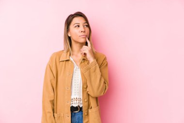 Kafkasyalı genç bir kadın yalnız poz veriyor. Şüpheli ve şüpheci bir ifadeyle yana bakıyor..