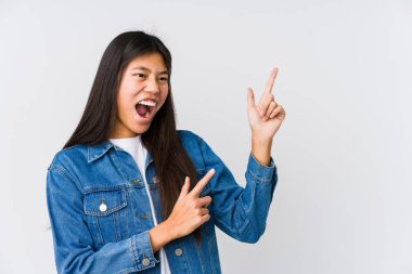 Genç Asyalı kadın işaret parmaklarıyla fotokopi alanını işaret ederek heyecan ve arzusunu ifade ediyor..