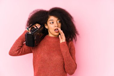 Elinde kaset tutan genç bir afro kadın gizli sıcak fren haberini veriyor ve kenara bakıyor.