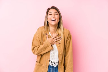 Yalnız poz veren beyaz bir kadın kahkahalarla kahkahalar atıyor..