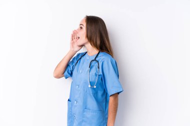 Genç hemşire bağırıyor ve avuç içini açık tutuyor..