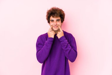 Pembe geçmişi olan beyaz bir genç iki seçenek arasında kuşkuyla izole edilmiş..