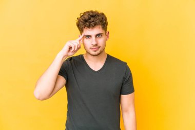  Şakağı parmağınla göstererek, düşünerek, bir göreve odaklanarak..