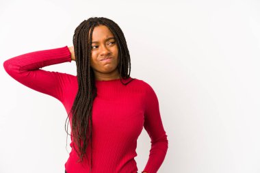 Genç Afro-Amerikalı kadın, kafasının arkasına dokunup düşünüyor ve bir seçim yapıyor..