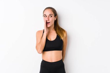 Beyaz arka planda poz veren beyaz tenli genç kadın gizli bir sıcak fren haberi veriyor ve yan bakıyor.