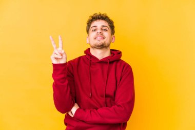  İki numarayı parmaklarıyla gösteriyor.