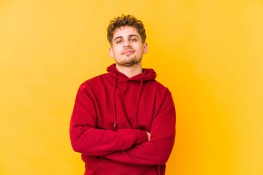  Kararlı bir şekilde kollarını kavuşturan kendinden emin biri..