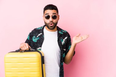 Elinde bavul tutan genç latin adam avuç içi fotokopi alanı tutmaktan etkilendi..