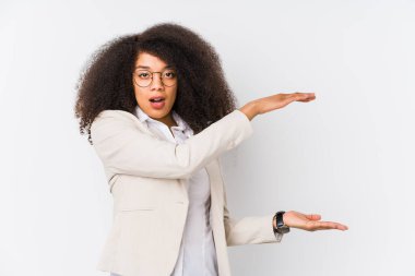 Genç afro-amerikan iş kadını şok oldu ve hayrete düştü..