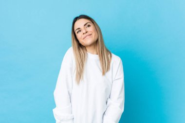 Kafkasyalı genç kadın hedeflerine ve amaçlarına ulaşmayı hayal ediyor.