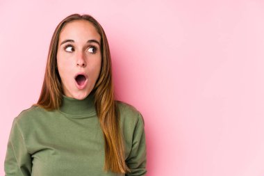 Kafkasyalı genç bir kadın gördüğü bir şey yüzünden şoka girmiş gibi davranıyor..