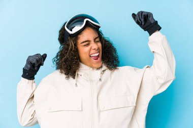 Genç Afrikalı Amerikalı kayakçı kadın, zafer ve galibiyet kavramından sonra yumruğunu kaldırdı..