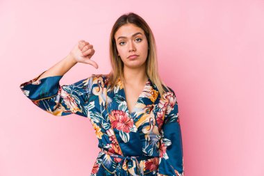 Pijama giyen, hoşlanmadığı jestler yapan beyaz bir kadın. Anlaşmazlık konsepti.