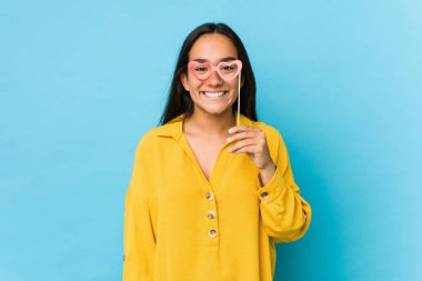 Genç Hintli kadın eğleniyor ve parti objelerini soyutluyor.