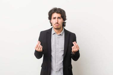 Beyaz bir geçmişi olan genç bir iş adamı hiç parası olmadığını gösteriyor..