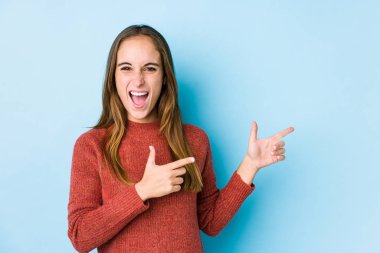 Kafkasyalı genç bir kadın, izole edilmiş bir şekilde işaret parmağıyla fotokopi alanını işaret ederek heyecan ve arzusunu ifade ediyor..