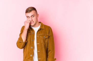 Kafkasyalı genç izole edilmiş bir adam. Bir şeyin fotokopi alanına baktığını düşünerek rahatlamış..