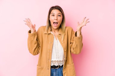 Kafkasyalı genç bir kadın zafer ya da başarı kutlaması için yalnız poz veriyor, şaşırıyor ve şok oluyor..