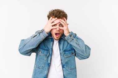 Sarışın, kıvırcık saçlı, beyaz tenli, izole bir adam parmaklarıyla gözünü kırp korkmuş ve gergin..