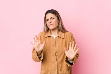 Kafkasyalı genç bir kadın tiksinti belirtisi gösteren birini reddediyor..