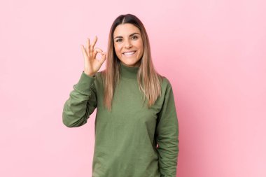 Kafkasyalı genç bir kadın neşeli ve kendinden emin bir şekilde izole edilmiş..