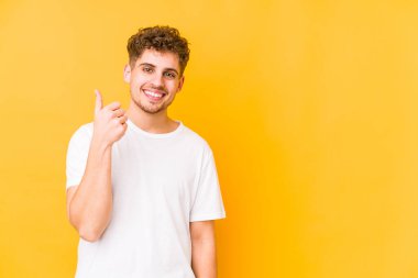  Gülümseyen ve baş parmağını kaldıran