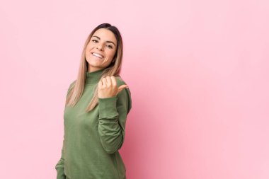 Kafkasyalı genç bir kadın başparmak uzakta, gülerek ve kaygısız bir şekilde izole edilmiş..