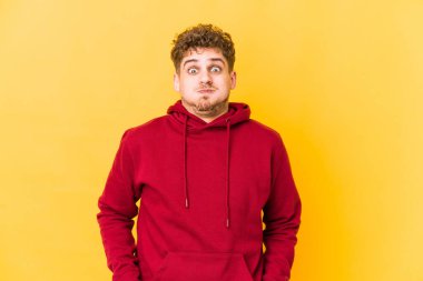  Yanakları şişer, yorgun bir ifadesi vardır. Yüz ifadesi kavramı.