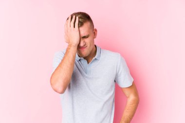 Kafkasyalı genç adam bir şeyi unutuyor. Alnına avuç içiyle vurup gözlerini kapatıyor..