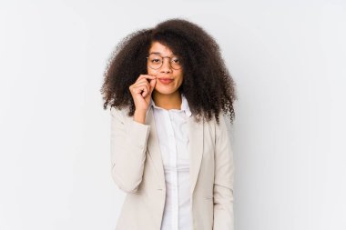 Dudaklarında bir sır tutan parmakları ile genç afrikalı-Amerikalı iş kadını.