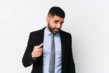 Genç Latin bir iş kadını beyaz bir arkaplanda, izole bir şekilde seni işaret ediyor sanki davet ediyormuş gibi..