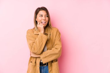 Kafkasyalı genç bir kadın izole edilmiş poz veriyor. Rahatlamış bir şekilde fotokopi odasına bakıyor..