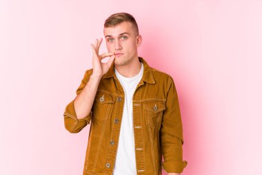 Kafkasyalı genç bir adam dudaklarında parmaklarıyla bir sır saklıyor..