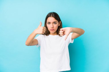 Kafkasyalı genç bir kadın izole edilmiş, baş parmağını kaldırıyor, zor bir seçim.