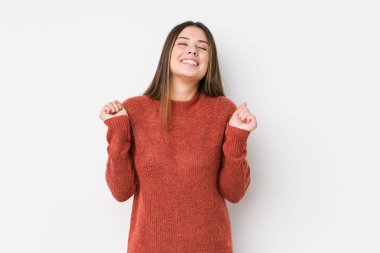 Yalnız poz veren beyaz bir kadın.