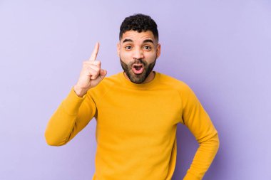 Genç, melez, Arap bir adam. Bir fikri, ilham verici bir konsepti var..