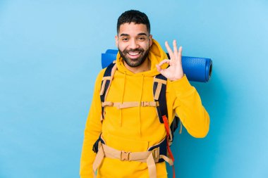 Genç Arap gezgin adam neşeli ve kendinden emin bir şekilde izole edildi..