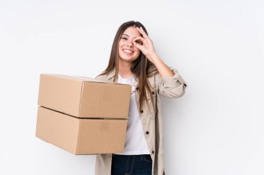 Beyaz bir kadın yeni evine taşınıyor. Heyecanlı. Gözünü dört aç..