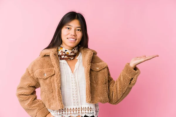 Joven Mujer Asiática Mostrando Espacio Copia Una Palma Sosteniendo Otra — Foto de Stock